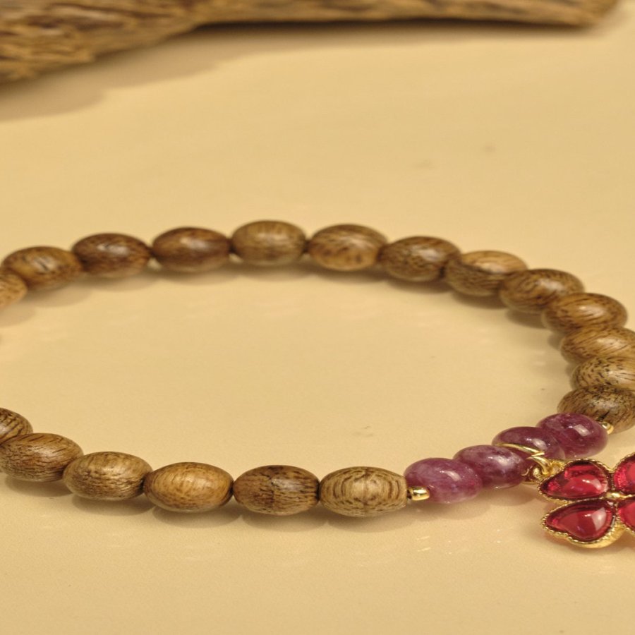 Vòng tay trầm tốc vườn phối charm cỏ 4 lá, 8 li kết hợp cùng đá tourmaline phong cách