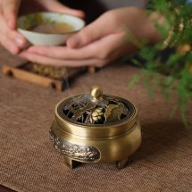 Lư Đồng 3 chân họa tiết- Lư vừa